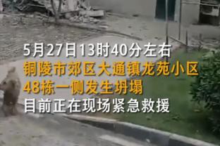 巧了嘛不是！利拉德生涯第2500记三分 是一条龙压哨绝杀